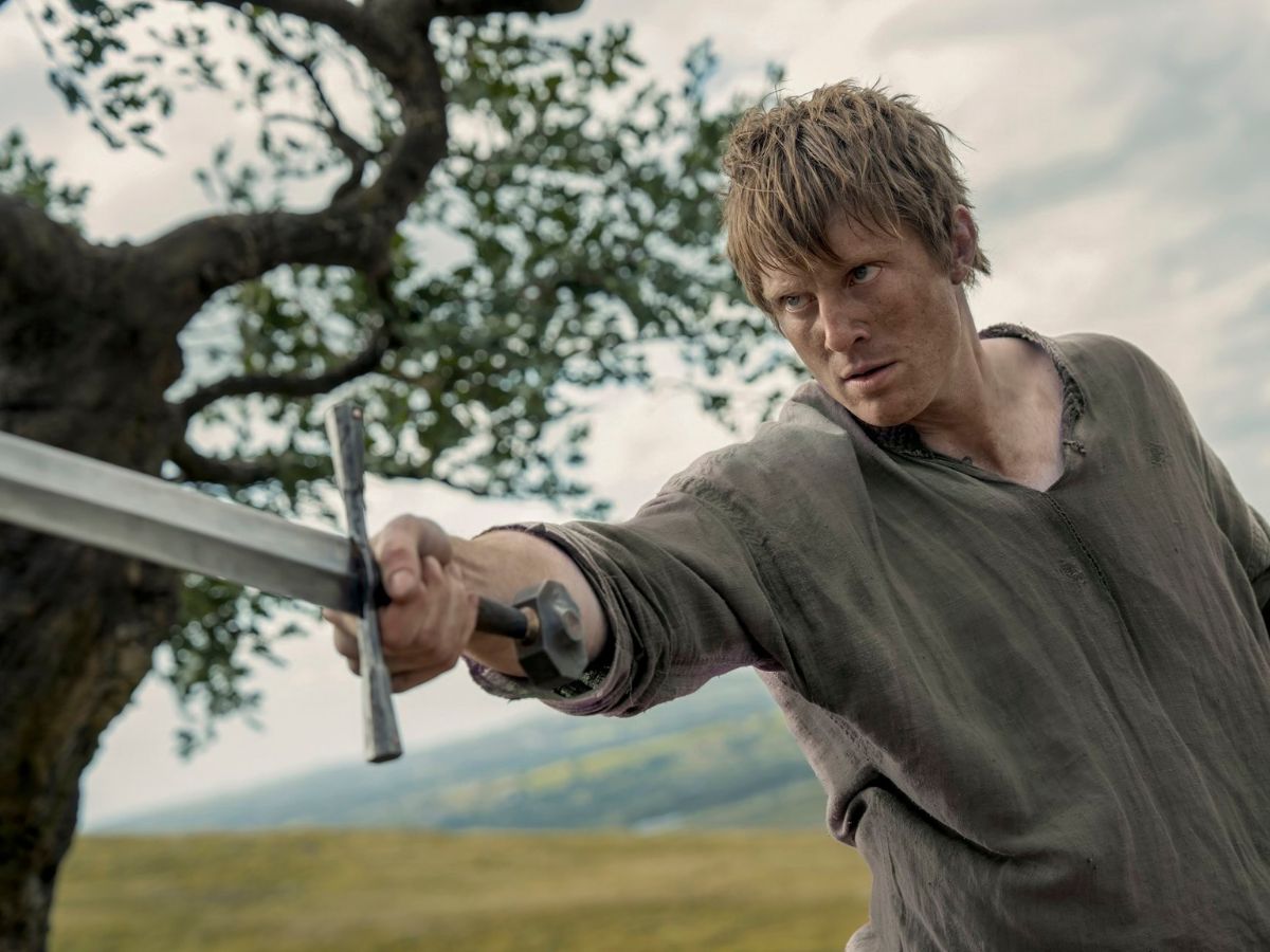 Ser Duncan el alto con una espada en una escena de El caballero de lo siete reinos, spin-off de Juego de Tronos estrenado en HBO Max.