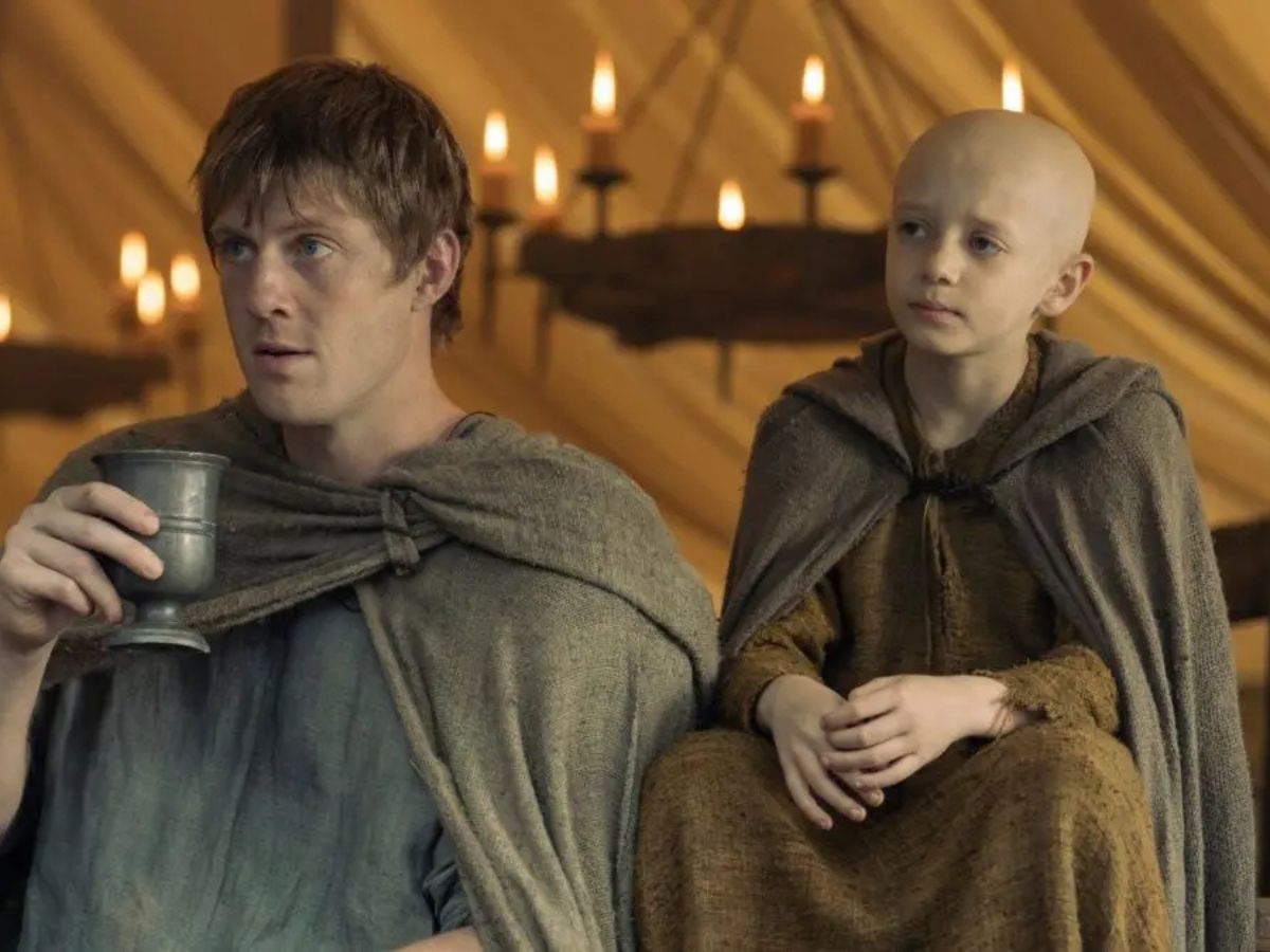 Ser Duncan el alto bebiendo y a su lado su compañero Egg en El caballero de los siete reinos.