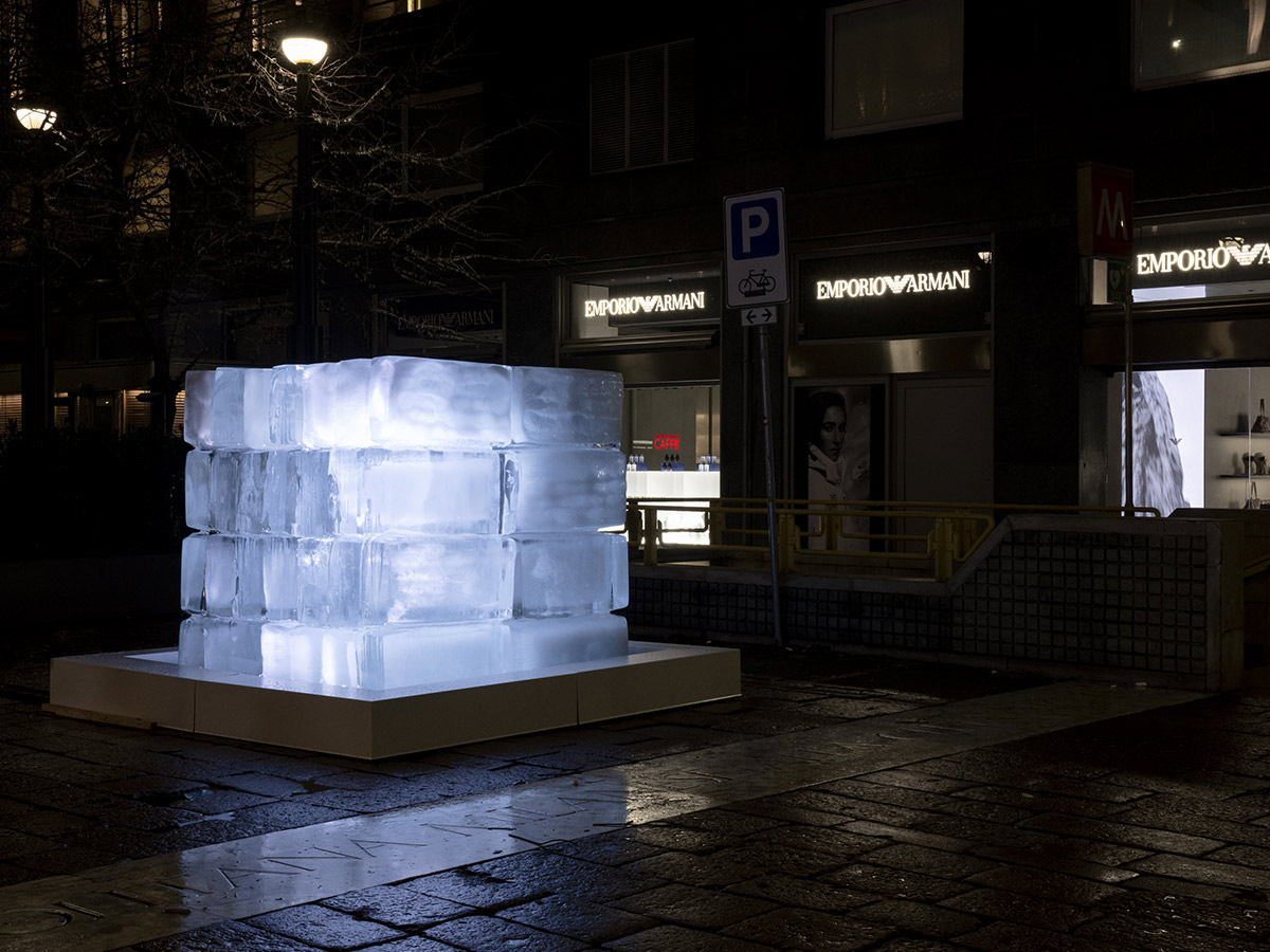 Bloque gigante de hielo derritiéndose junto a la tienda de Emporio Armani en Milán
