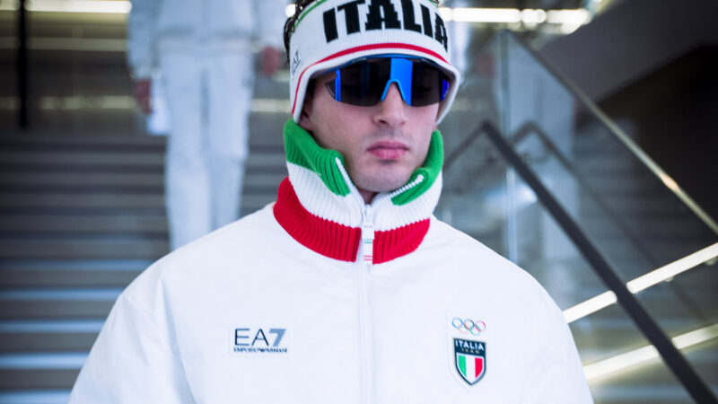 Modelo bajando las escaleras de la tienda de Emporio Armani de Milán en la fiesta de enero de 2026 para presentar las actividades para los Juegos Olímpicos de Milán-Cortina 2026.