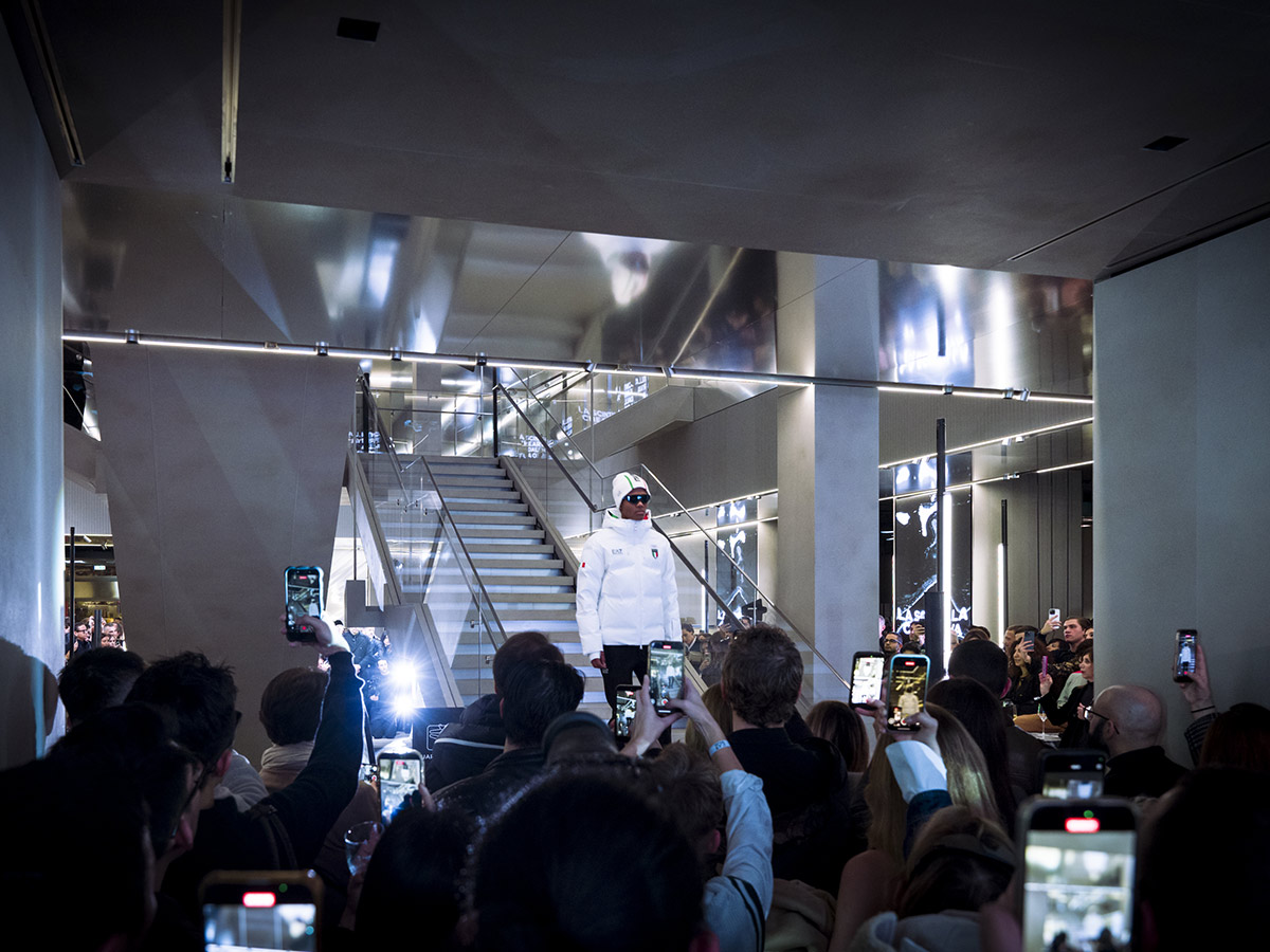 Modelo bajando las escaleras de la tienda de Emporio Armani de Milán en la fiesta de enero de 2026 para presentar las actividades para los Juegos Olímpicos de Milán-Cortina 2026.