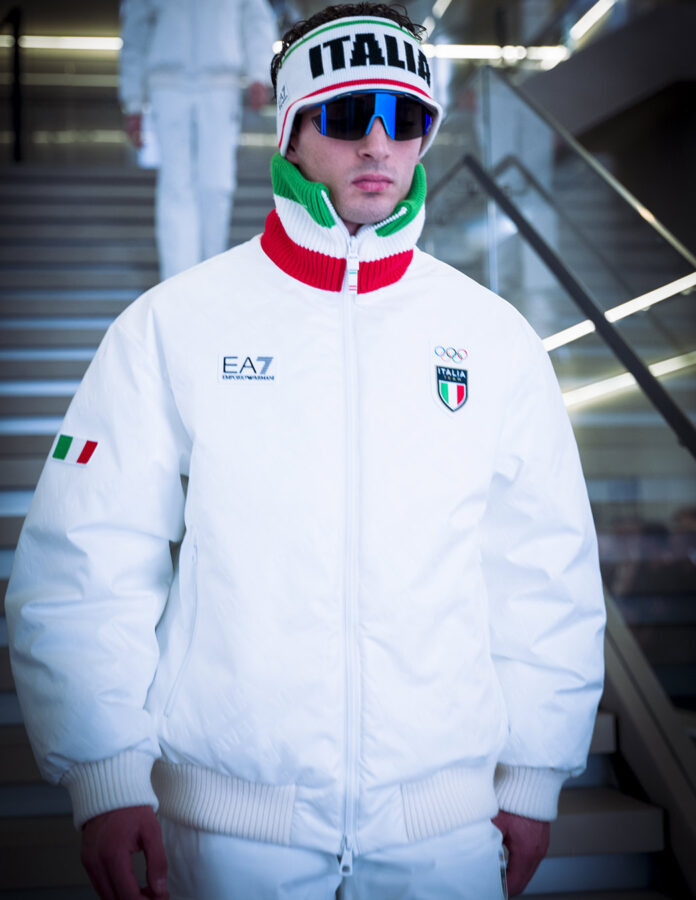 Modelo bajando las escaleras de la tienda de Emporio Armani de Milán en la fiesta de enero de 2026 para presentar las actividades para los Juegos Olímpicos de Milán-Cortina 2026.