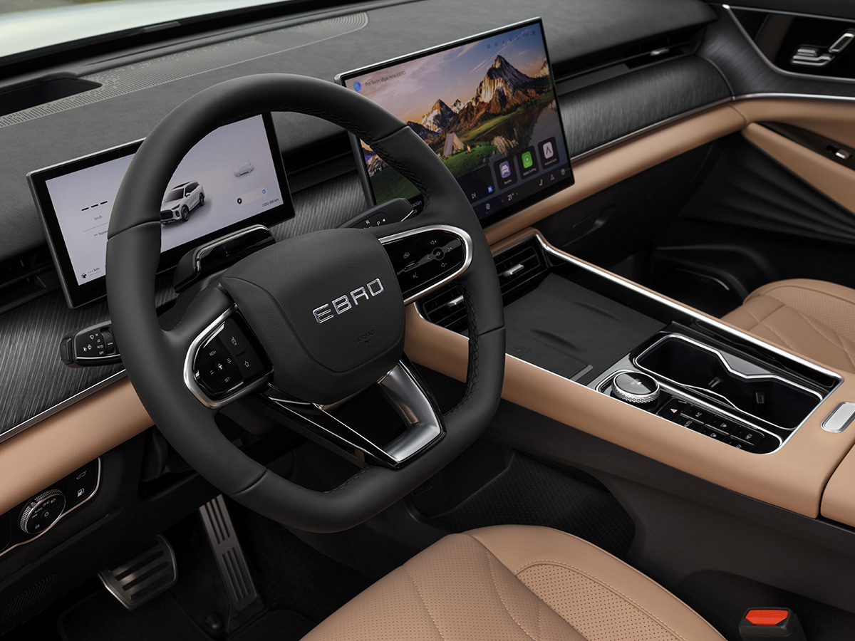 Interior del EBRO s900 PHEV 4x4 con pantalla central de 15,6 pulgadas