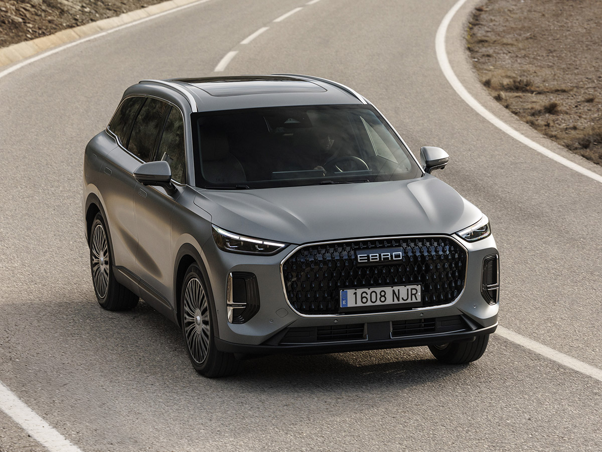 EBRO s900 PHEV 4x4 circulando por carretera abierta