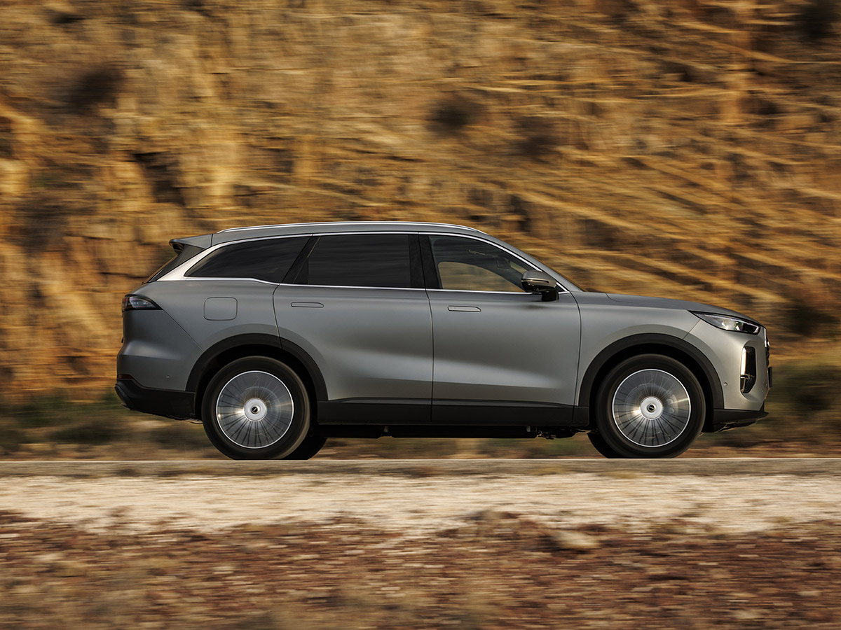 Vista lateral del EBRO s900 PHEV 4x4 con llantas de 20 pulgadas