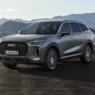 EBRO s900 PHEV 4x4: todo sobre este SUV híbrido de 425 CV Diseño exterior frontal del EBRO s900 PHEV 4x4 en color gris