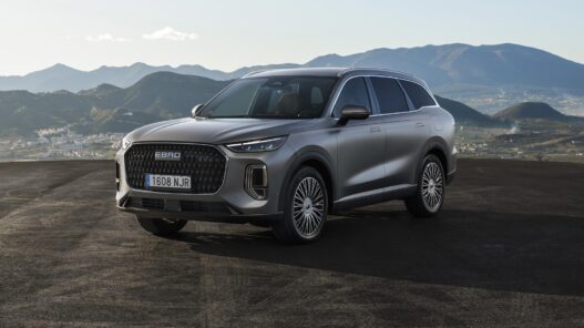 Diseño exterior frontal del EBRO s900 PHEV 4x4 en color gris