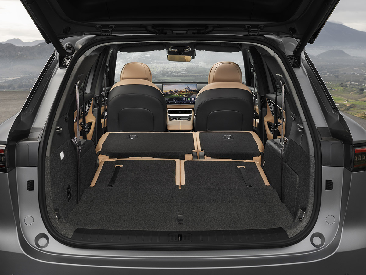 Maletero del EBRO s900 PHEV 4x4 con asientos abatidos