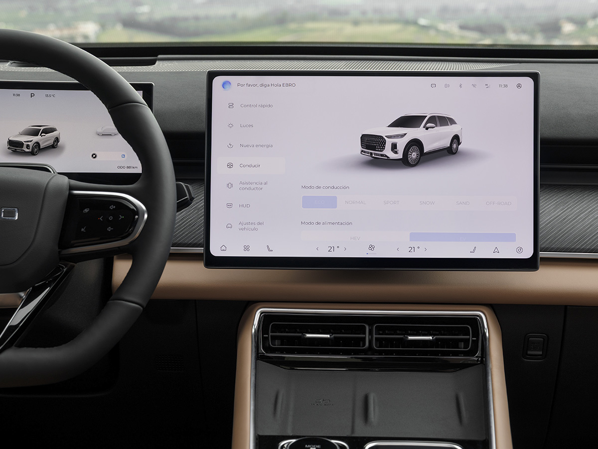 Pantalla multimedia del EBRO s900 PHEV 4x4 con sistema de infoentretenimiento