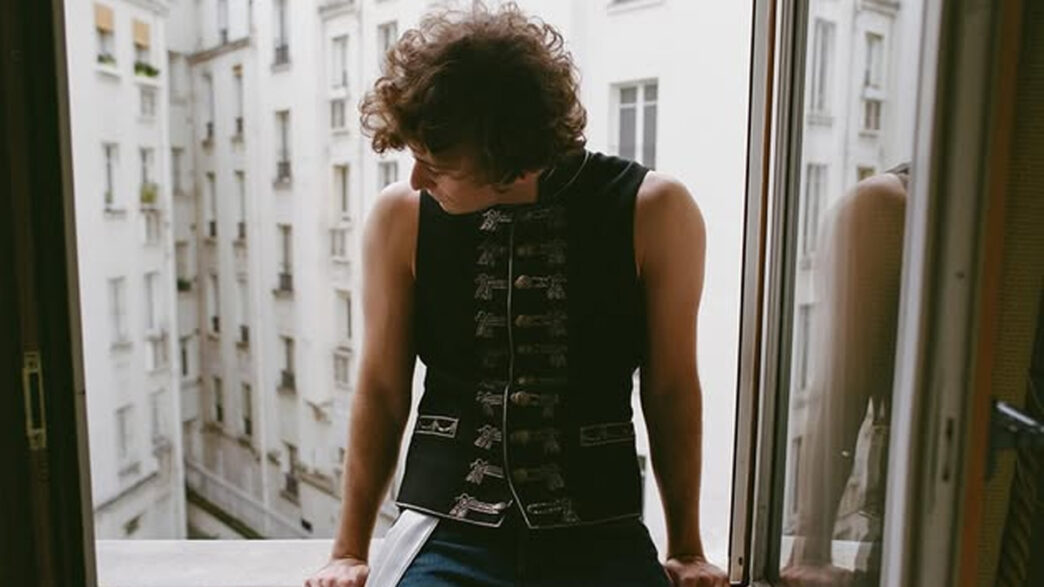 Guitarricadelafuente posando en una ventana de su hotel antes de su concierto en París