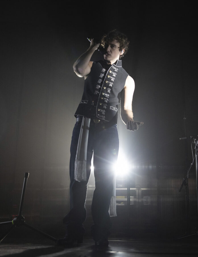 Guitarricadelafuente posando durante su concierto en París