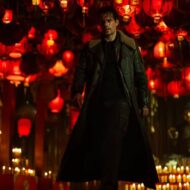 Primeras imágenes de Henry Cavill en el remake de Los Inmortales Henry Cavill vestido de negro con un fondo de luces rojas en una escena del remake de Los Inmortales.