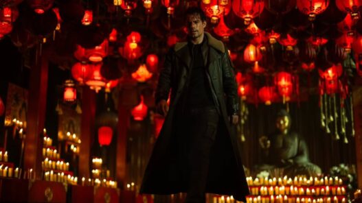 Henry Cavill vestido de negro con un fondo de luces rojas en una escena del remake de Los Inmortales.