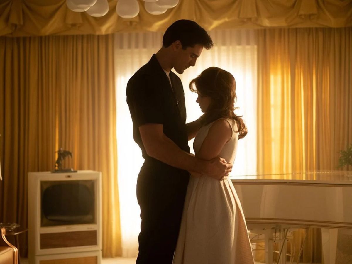 Jacob ELordi con camiseta y pantalones negros mirando a la actriz Cailee Spaeny en la película Priscilla.