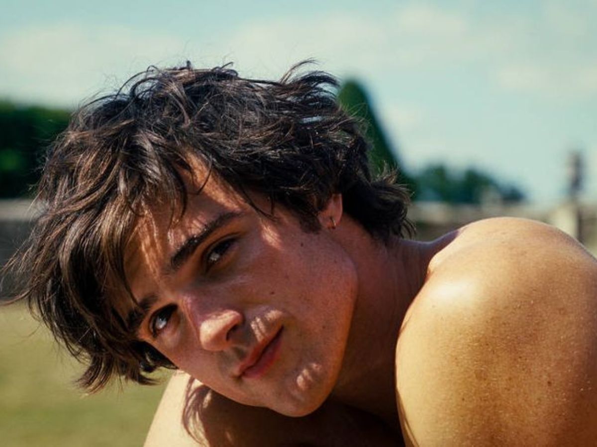 Primer plano de Jacob Elordi sonriendo a la cámara en la película Saltburn.