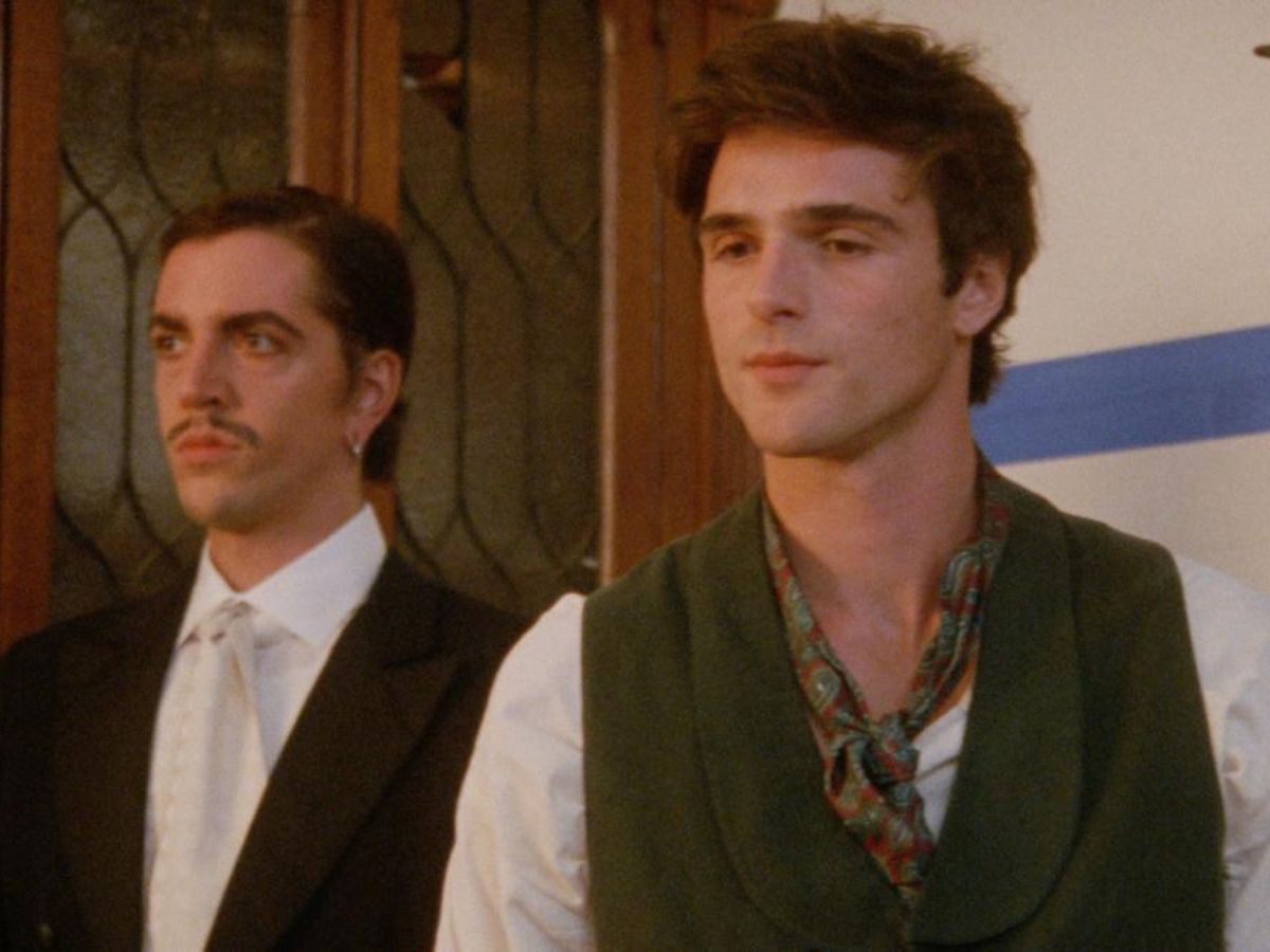 Jacob Elordi con una camisa blanca y un pañuelo verde como parte del vestuario de la película de época The Sweet east.