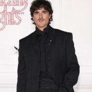 El nuevo estilo de Jacob Elordi: Del oversize de “Frankenstein” al dandi de “Cumbres Borrascosas” Jacob Elordi estilo dandi Bottega Veneta en el photocall de Cumbres Borrascosas