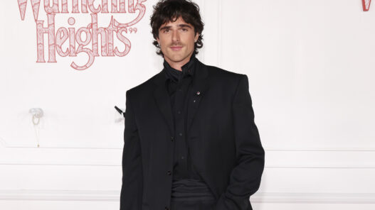 Jacob Elordi estilo dandi Bottega Veneta en el photocall de Cumbres Borrascosas