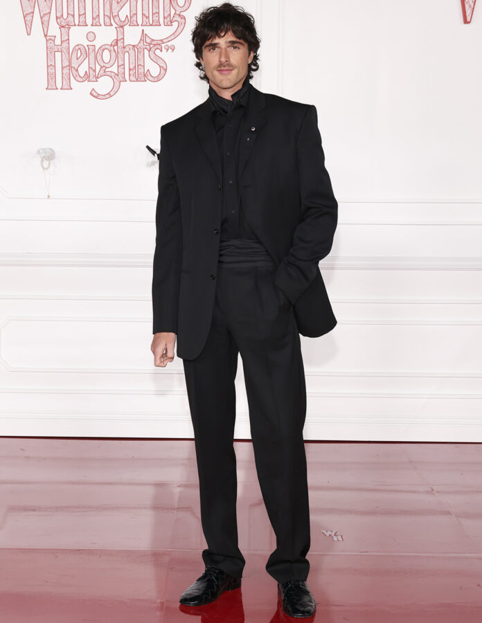 Look completo de Jacob Elordi, vestido con estilo dandi de la firma Bottega Veneta en el photocall de Cumbres Borrascosas