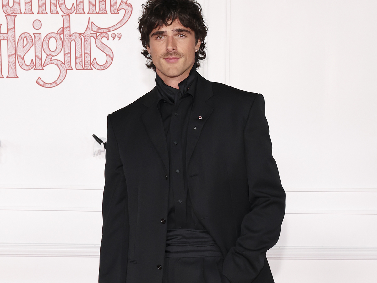 Primer Pano del actor Jacob Elordi vestido de estilo muy elegante, con traje negro de Bottega Veneta en el photocall de Cumbres Borrascosas