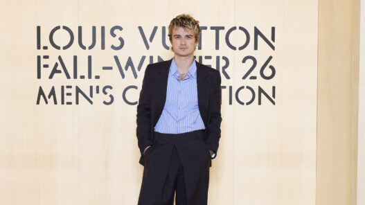 El actor Joel Keery posa en el photocall del desfile de Louis Vuitton otoño/invierno 2026-2027 en París