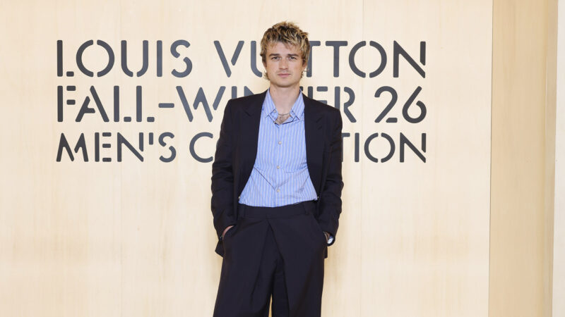 El actor Joel Keery posa en el photocall del desfile de Louis Vuitton otoño/invierno 2026-2027 en París