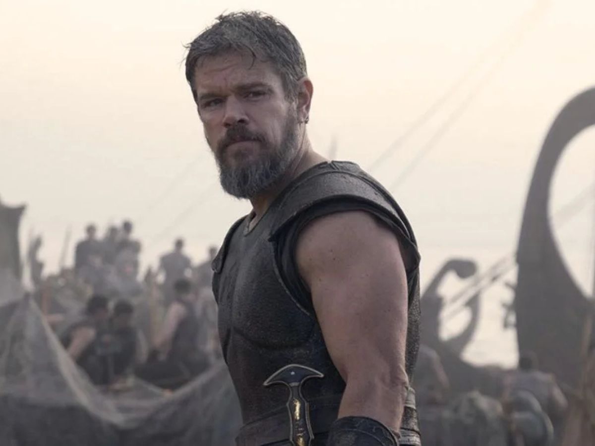 Matt Damon con traje de soldado caracterizado como Odiseo en La Odisea de Christopher Nolan.