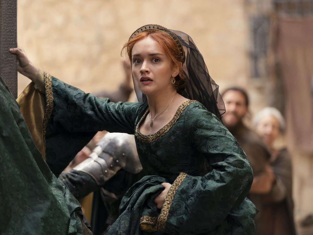 Escena de Alicent Hightower con un vestido verde en la serie La casa del dragón, la secuela de Juego de Tronos en HBO.
