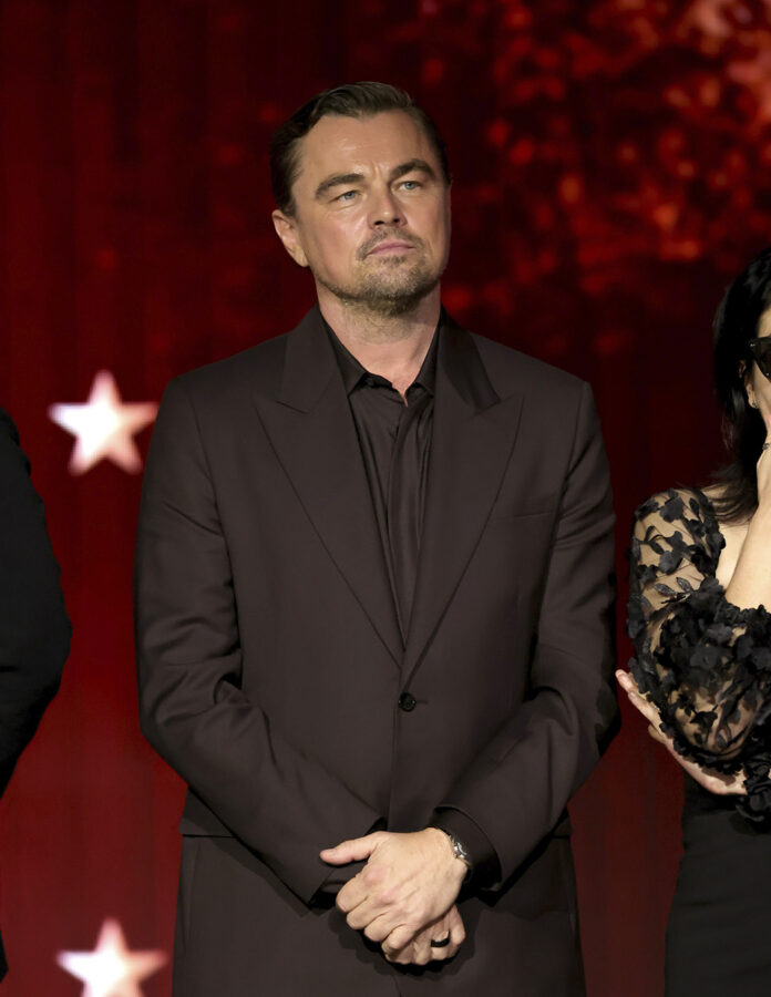 Leonardo DiCaprio en la alfombra roja de los Critics Choice Awards 2026 con traje marrón de lana y camisa de seda de Dior.