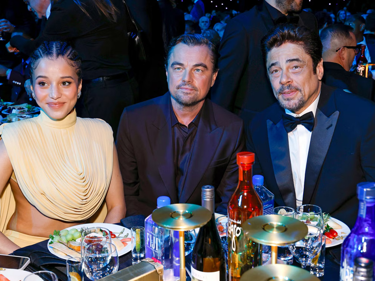 Leonardo DiCaprio sentado en la gala de los Critics Choice Awards 2026 junto a Benicio del Toro a y a la actriz Chase Infiniti.