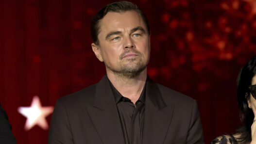 Primer plano de Leonardo DiCaprio con traje marrón de Dior en los Critics Choice Awards 2026, durante la ceremonia.