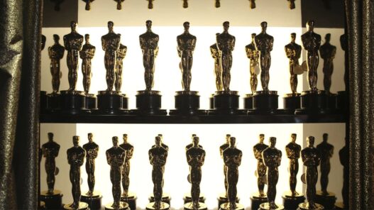 Estatuillas doradas de los Premios Oscar.