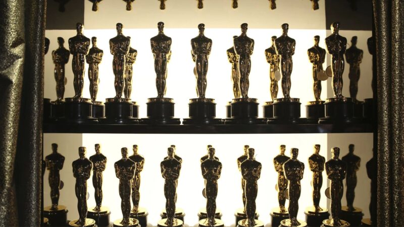 Estatuillas doradas de los Premios Oscar.