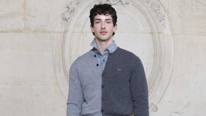 El actor Manu Ríos posa en el photocall del desfile de Dior invierno 2026-2027
