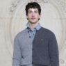 El actor Manu Ríos posa en el photocall del desfile de Dior invierno 2026-2027