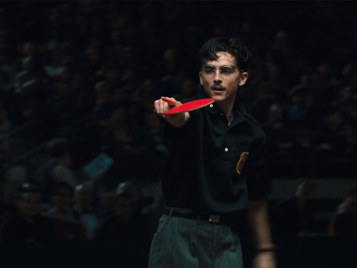 El actor Timotheé Chalamet jugando al ping pong en una escena de la película Marty Supreme