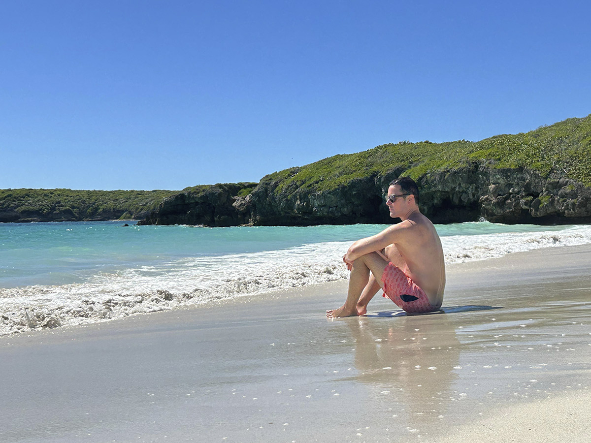 El periodista Mateo Carrasco López-Jurado en la playa de Caracas, en Vieques, Puerto Rico.