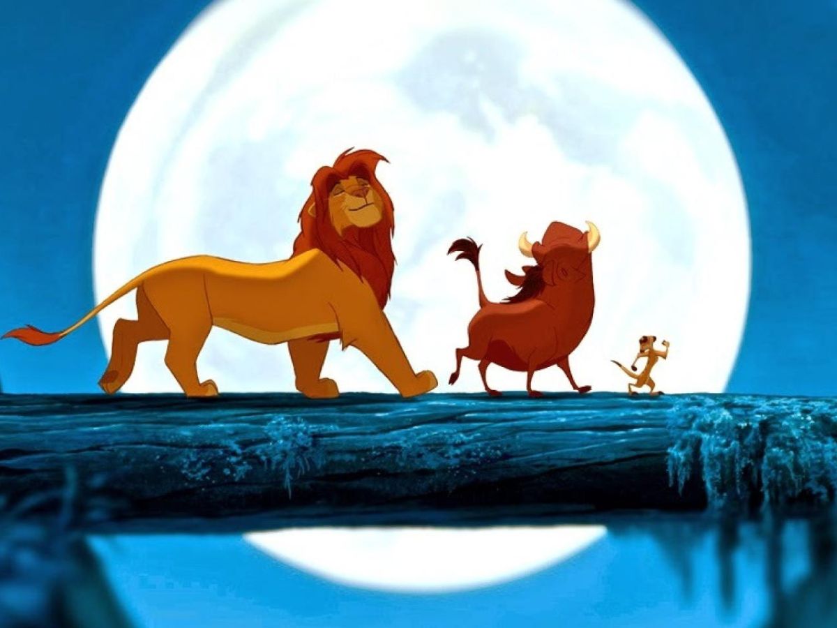 Simba, Timón y Pumba sobre un tronco con la luna de fondo en la película El Rey León.