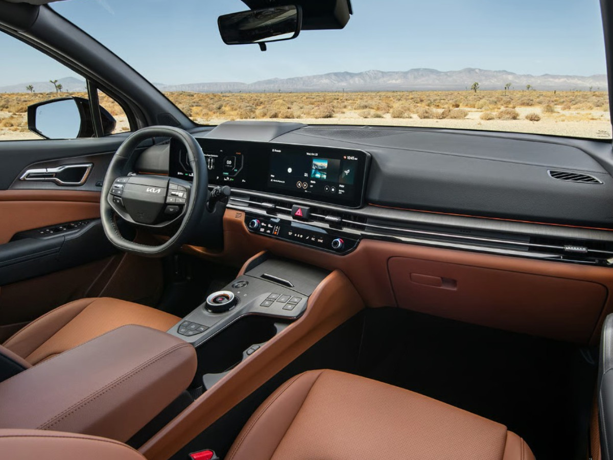 Inetrior del Kia Sportage PHEV, con los asientos del conductor tapizados en marrón camel.