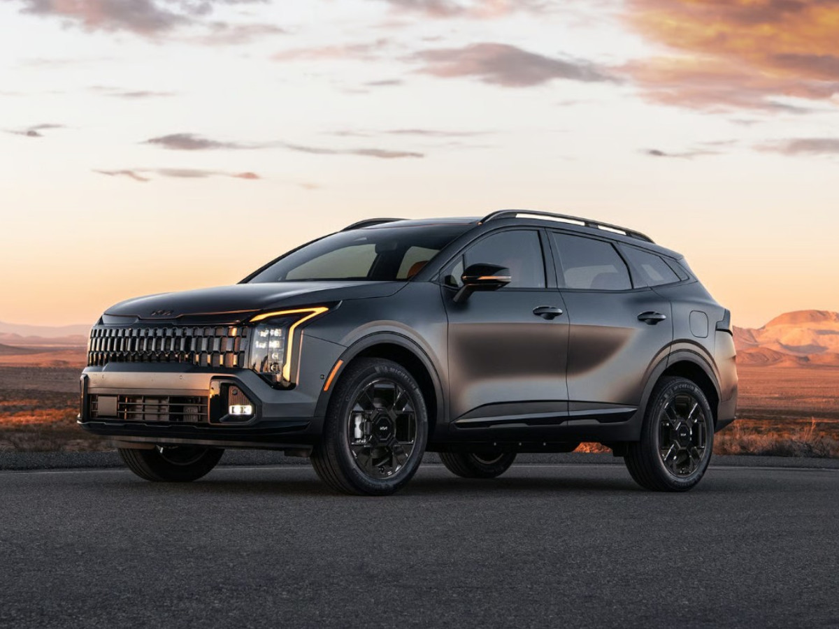 Kia Sportage PHEV negro aparcado en una localización exterior al atardecer