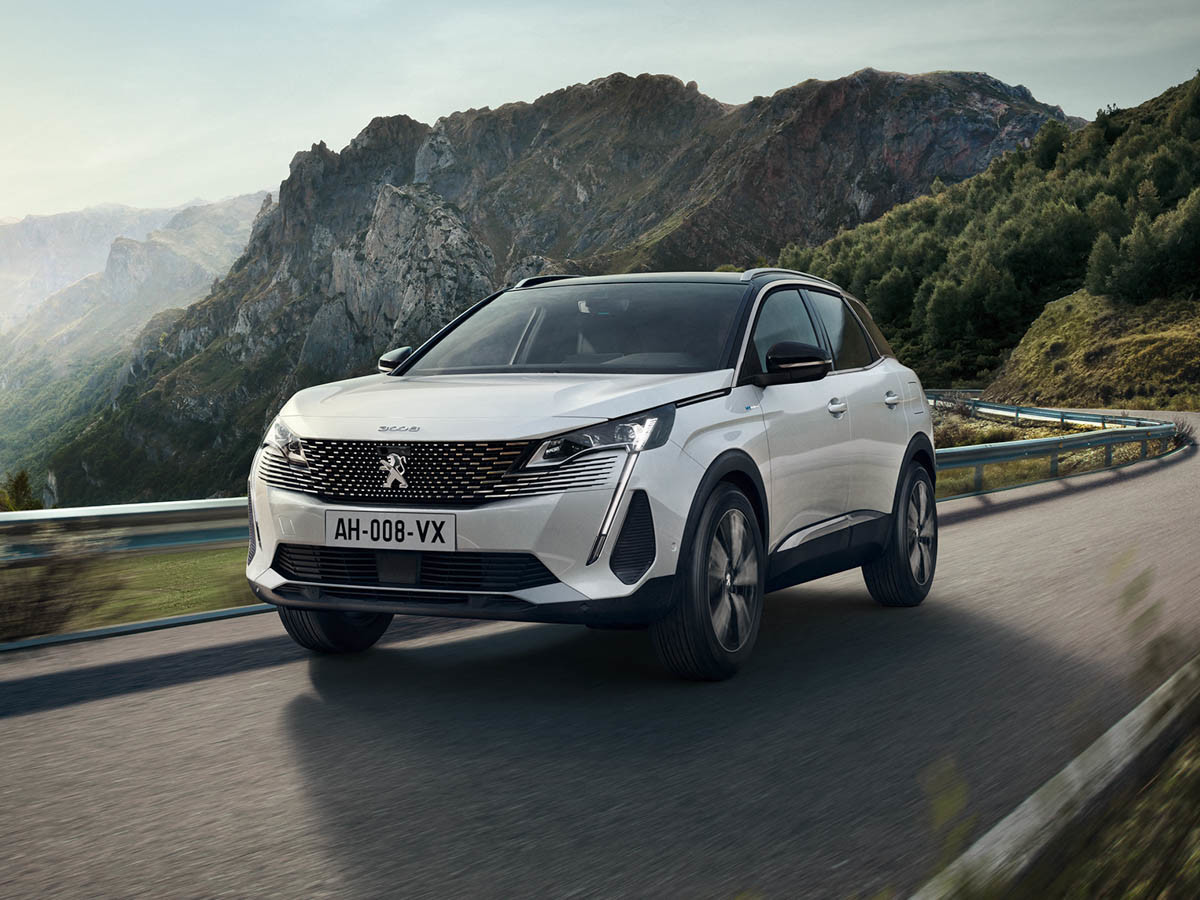 Peugeot 3008 Hybrid cirvulando por una carretera con unas montañas de fondo