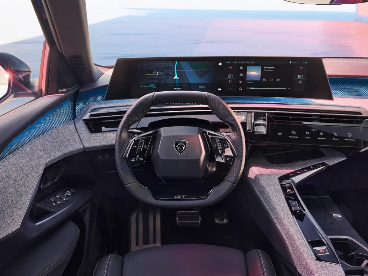 Interior Peugeot 3008 Hybrid, en el que se ve el asiento del conductor y el volante