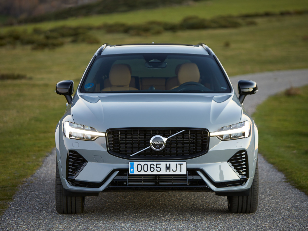 Volvo-XC60 visto de frente en un campo verde