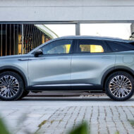 Qué coche comprar en 2026 si haces 20.000 km al año: 10 opciones con las que no te puedes equivocar Nuevo OMODA 9 SHS en color gris, un coche muy recomendado para conductores que hacen 20.000 km al año.