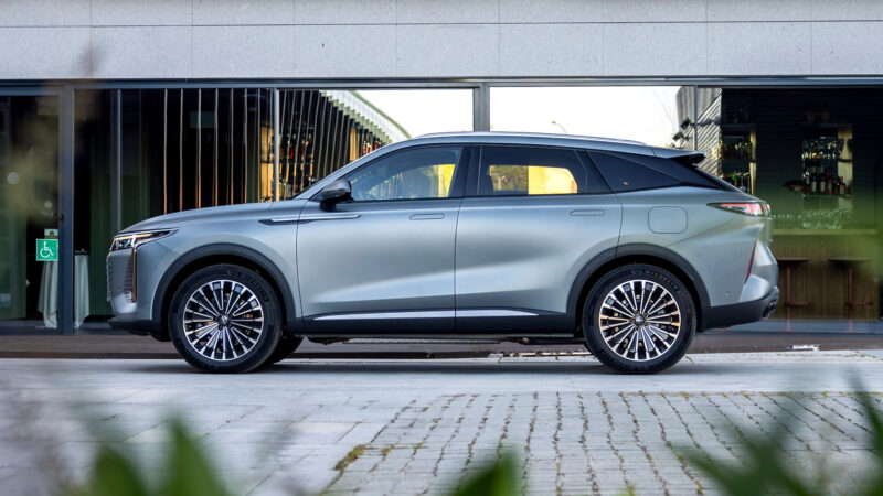 Nuevo OMODA 9 SHS en color gris, un coche muy recomendado para conductores que hacen 20.000 km al año.