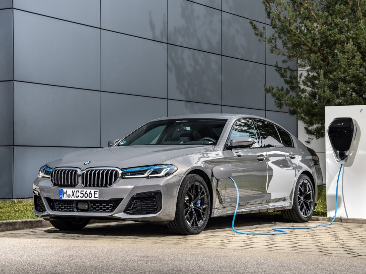 BMW Serie 5 PHEV aparcado y cargándose