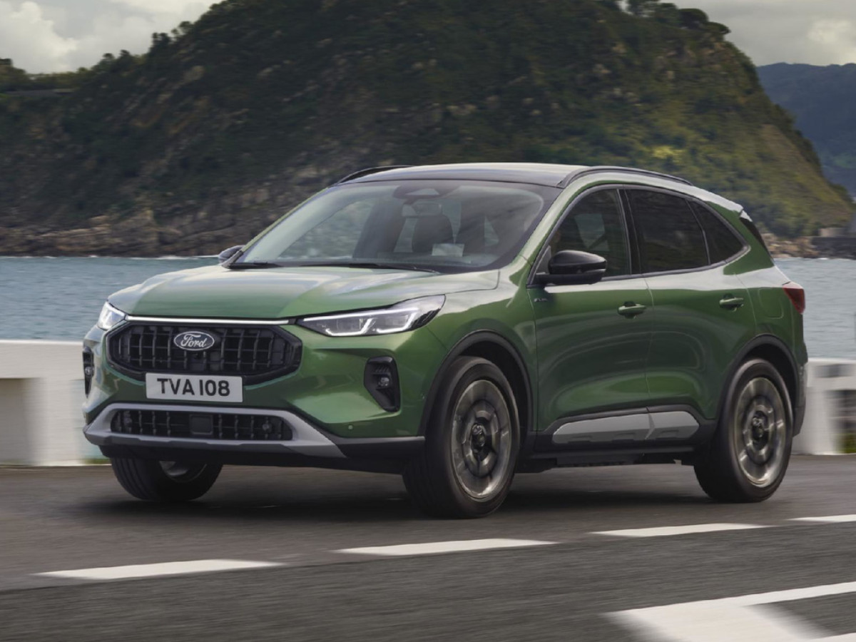 Renault Austral E-Tech verde circulando por una carretera