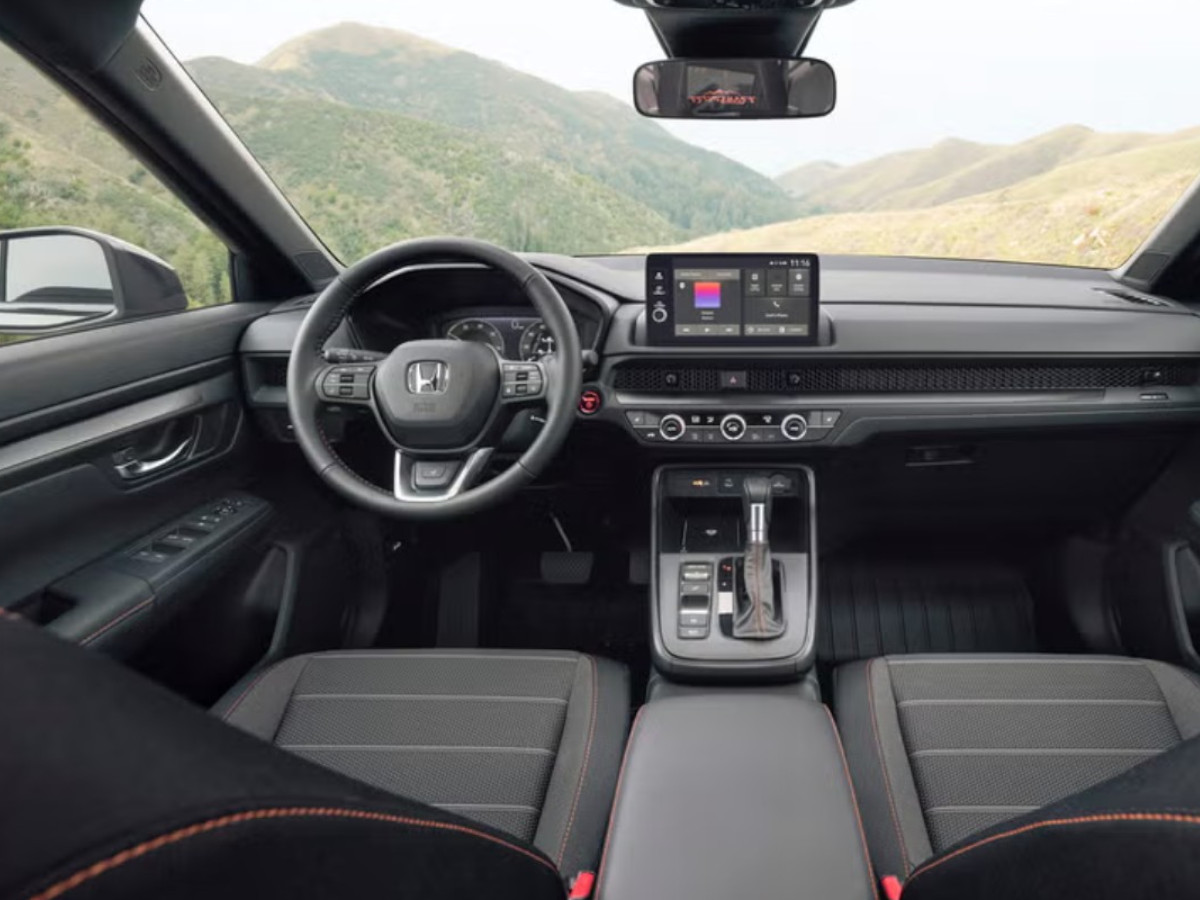 Interior del Honda CR-V Hybrid, asiento del conductor con pantalla en el salpicadero
