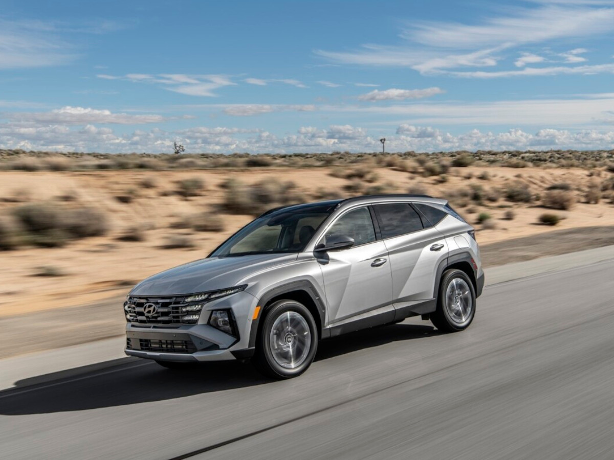 Hyundai Tucson Hybrid circulando por una carretera rodeada de desierto