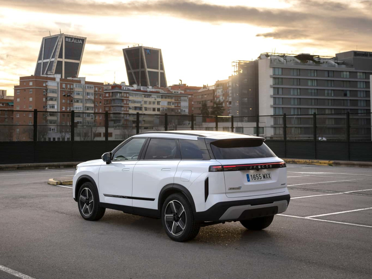 Jaecoo 7 SHS blanco aparcado frente a las torres KIO de Madrid